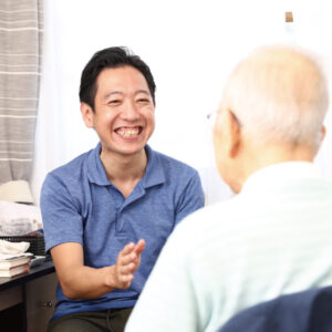 スタッフが入居者と面談・コミュニケーションしている様子